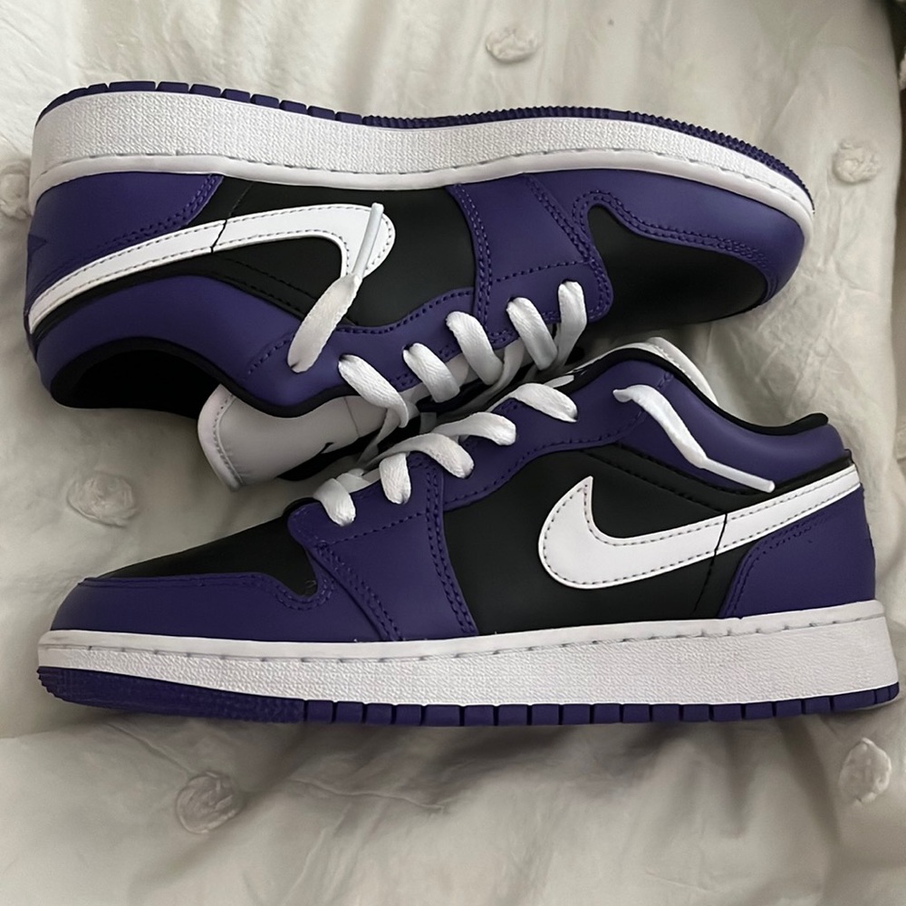 jordan 1 low in court purple black